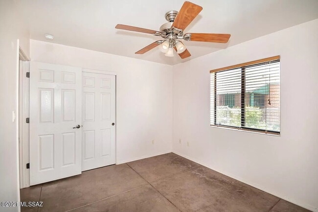 Building Photo - One month of FREE RENT 3 Bedroom with wate...
