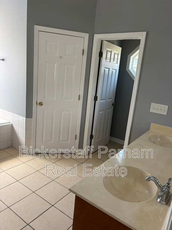 Building Photo - 1070 Watervalley Dr