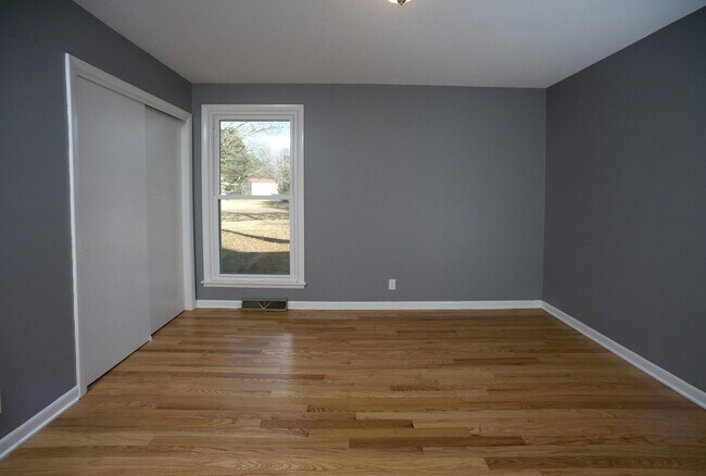 Building Photo - Beautiful Three Bedroom Home! AVAILABLE 8/...