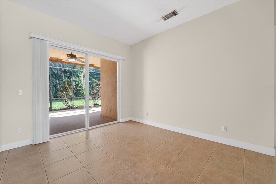 Building Photo - 854 SW Saint Tropez Ct