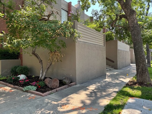 Building Photo - 492 Josephine St