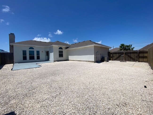 Building Photo - AFFORDABLE ISLAND LIVING!