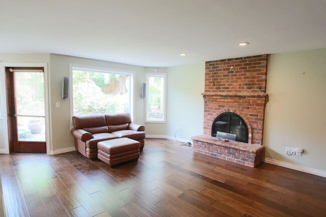 Building Photo - Beautiful 4BR/3BA Home in Steilacoom – Minutes to JBLM