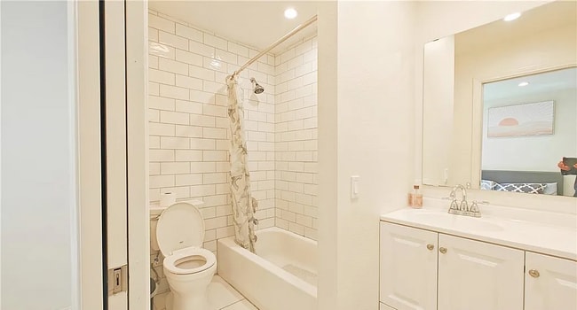 Building Photo - Discover this stunning 1-bedroom, 1-bath e...