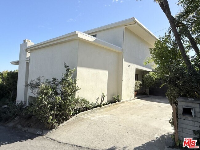 Building Photo - 1475 N Kenter Ave