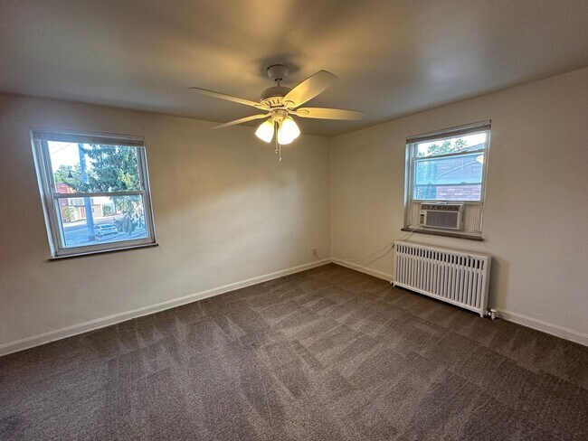 Building Photo - 4329 Oakwood Ave