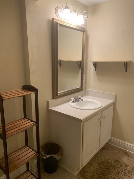 Building Photo - 411 E 7th Ave