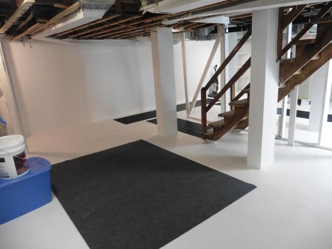 Building Photo - 319 Crompton Rd