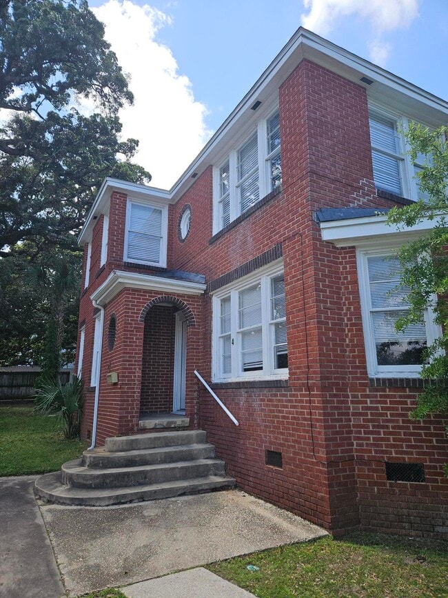 Building Photo - 4 W De Soto St