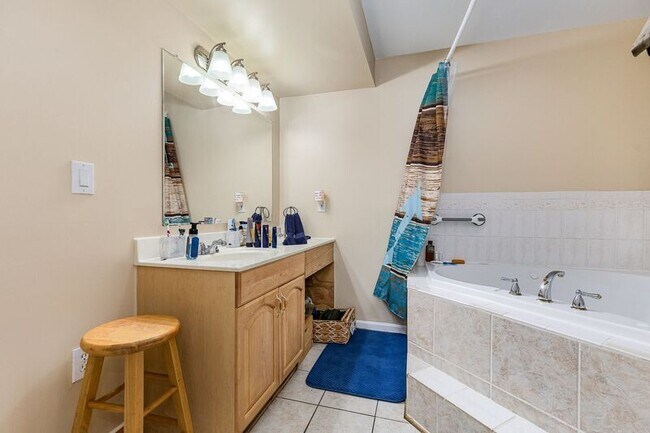 Building Photo - 11814 Gardenia Dr