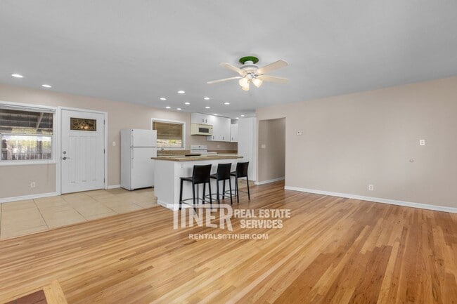 Building Photo - 2501 Laurence Ave