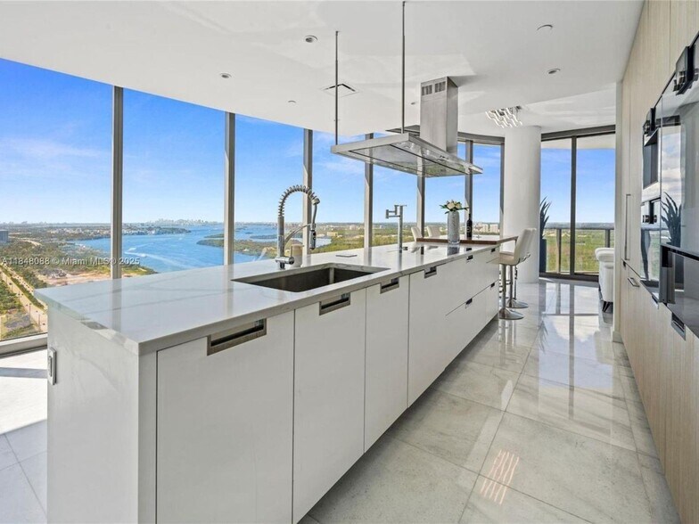 Building Photo - 15701 Collins Ave