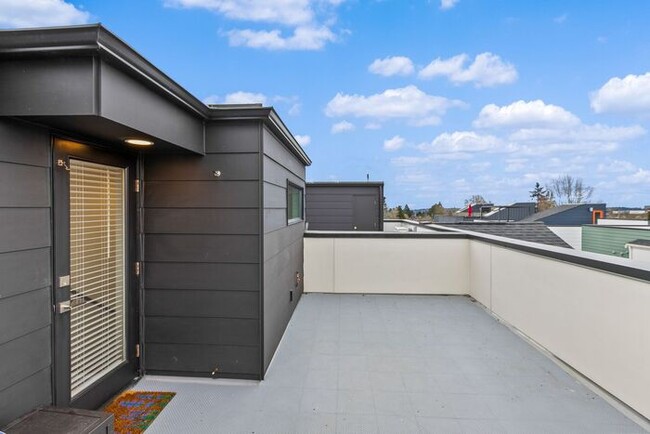 Building Photo - Stunning Modern Air-Conditioned Townhome in Coveted Whittier Heights
