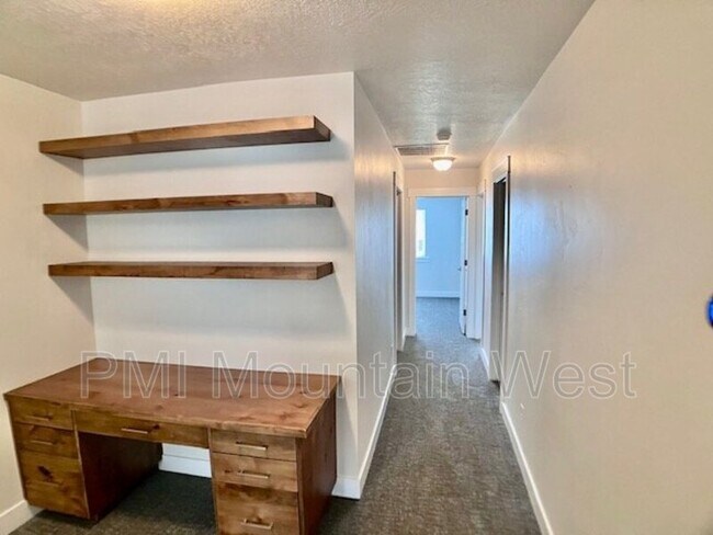 Building Photo - 269 E Ellen Ln