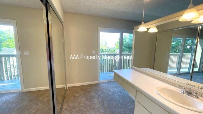 Building Photo - Concord Beautiful 4 bedroom 2.5 bathroom townhouse, 1496 sq ft available now!