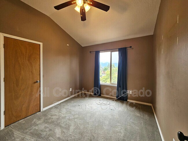 Building Photo - 2615 Helmsdale Dr