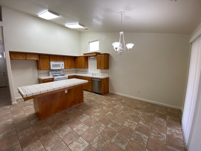 Building Photo - Coming soon, Beautiful Home located SE Visalia!