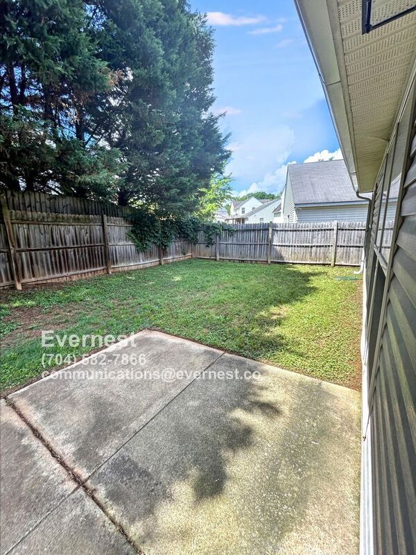 Building Photo - 2436 Fairstone Ave