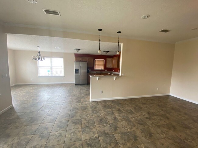 Building Photo - Spacious & Conveniently Located Home in Ca...