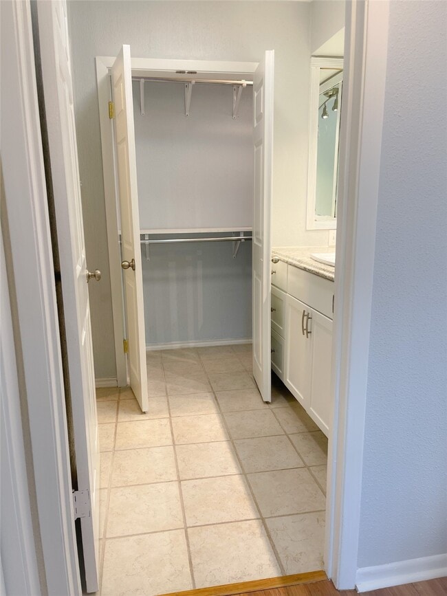 Building Photo - 2744 Briarhurst Dr