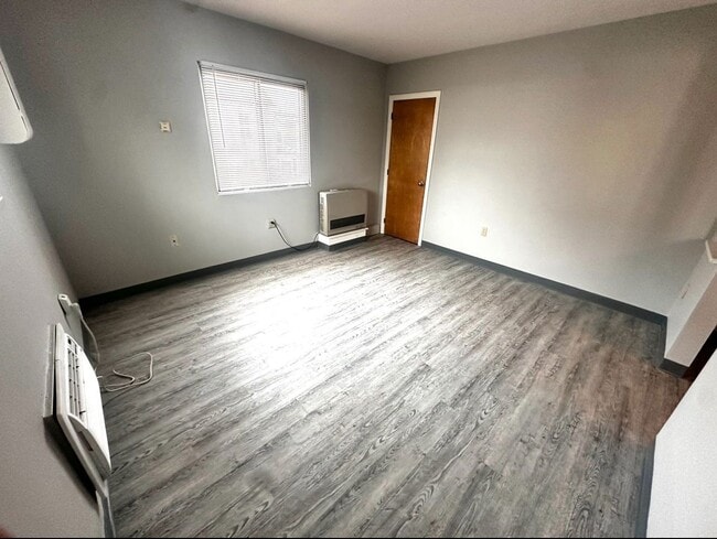 Building Photo - 10 Thompson St