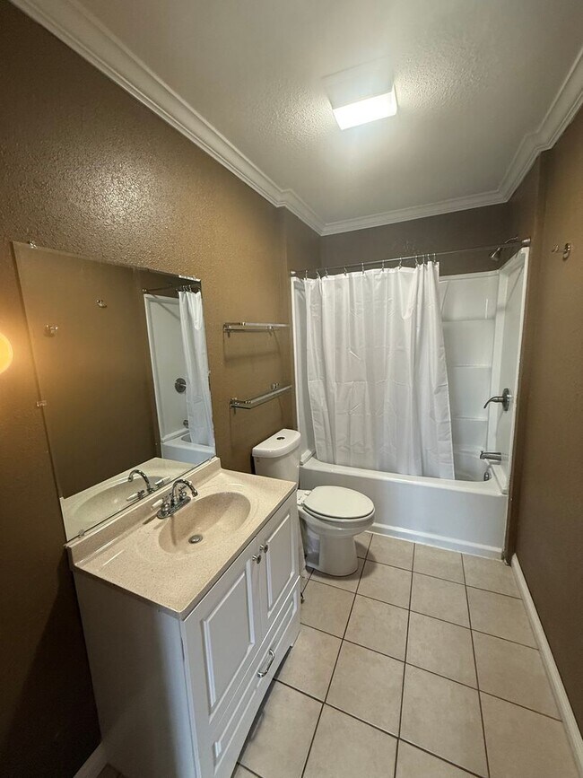 Building Photo - 2 Bedroom House