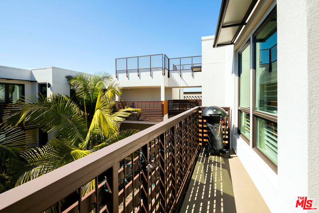 Building Photo - 6030 S Seabluff Dr