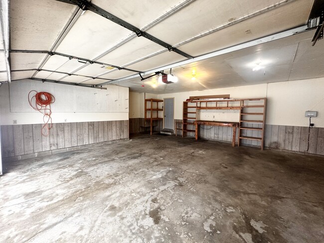 Building Photo - 9403 Lakeside Trl