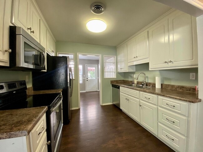 Building Photo - 2032 Wren Rd