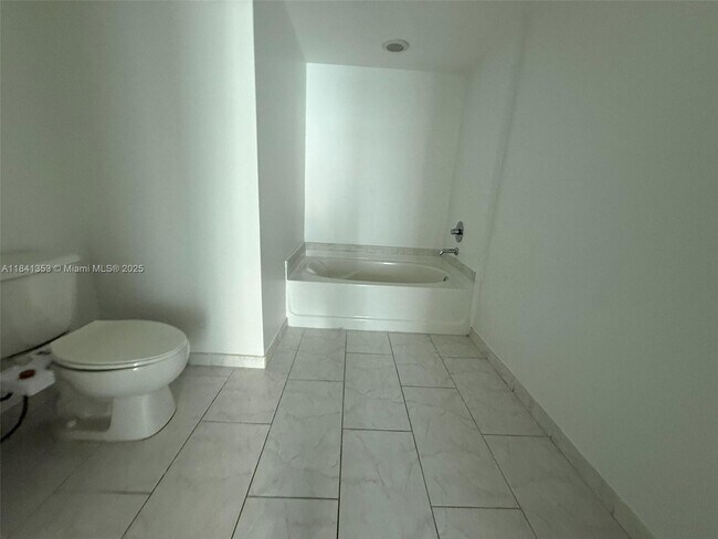 Building Photo - 950 Brickell Bay Dr