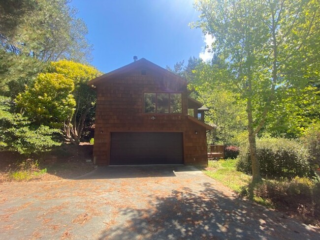 Building Photo - Private / executive 3/2 by Sequoia Park