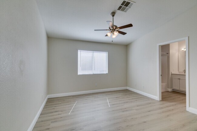 Building Photo - Stunning 3 bedroom, 2 bathroom house located in Silverado Ranch.