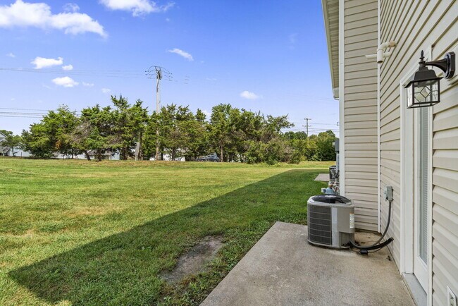 Building Photo - 1725 Louise Cir