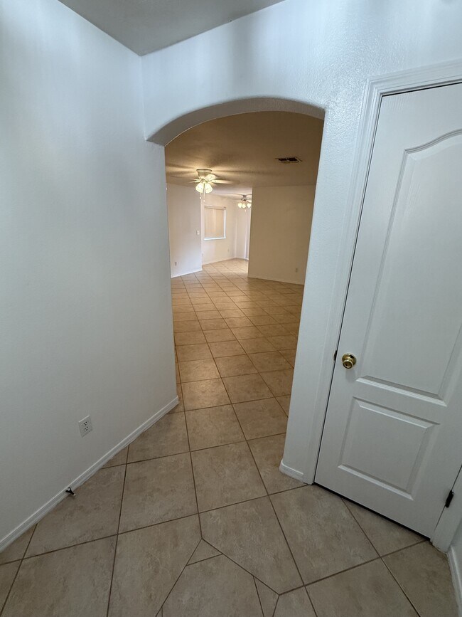 Building Photo - 4942 S Rinaldi Dr