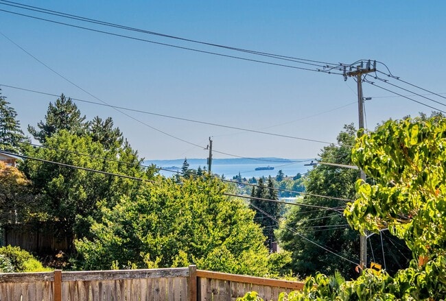 Building Photo - 3Bd/2.75Ba Seattle House