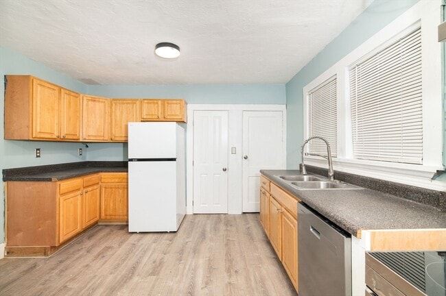 Building Photo - 152 Willow St