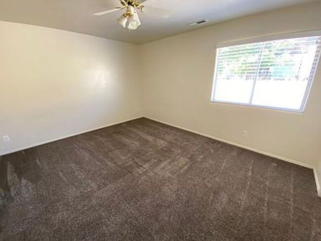 Building Photo - 3 Bedroom, 2 Bathroom Apartment with great...