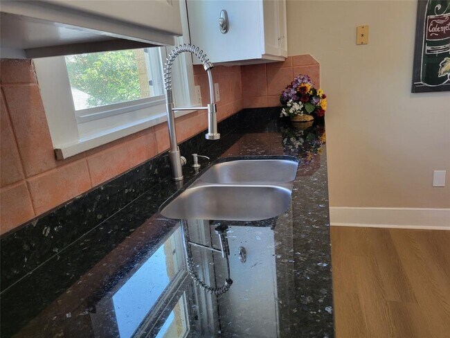 Building Photo - 2406 Huldy St