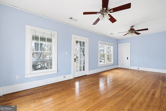 Building Photo - 114 E Maple St