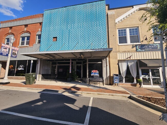 Building Photo - 104 E Main St