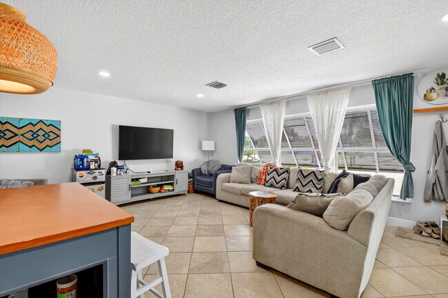 Building Photo - 320 Riverdale Rd