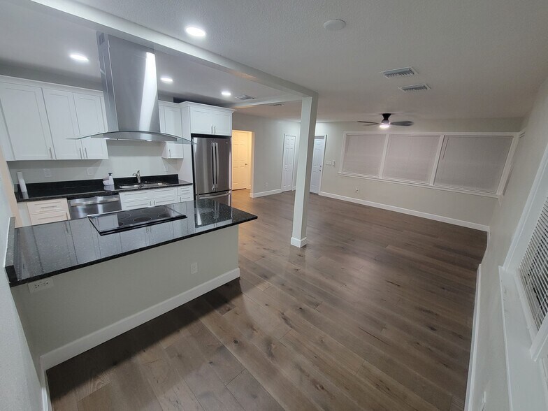 Building Photo - 611 Tanglewood St