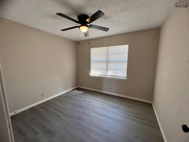 Building Photo - 1425 Harris Ln