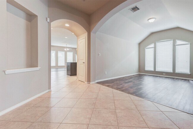 Building Photo - 25839 Riverside Creek Dr