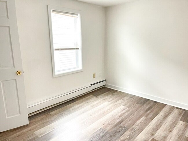 Building Photo - 28 Wyman St