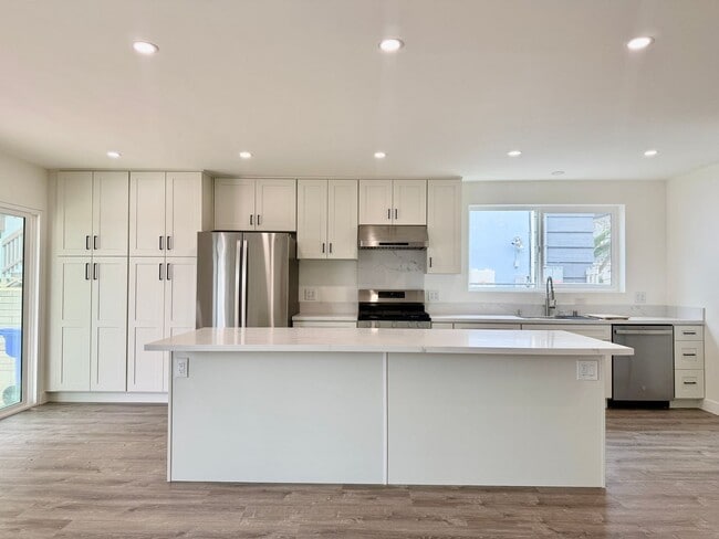 Building Photo - Newly Remodeled Interior 3BD! Enclosed Backyard! AC! Washer and Dryer!