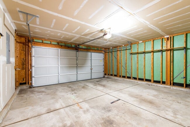 Building Photo - Beautiful Townhouse for Rent