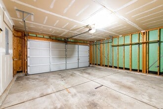 Building Photo - Beautiful Townhouse for Rent