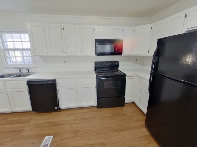 Building Photo - 707 S Hydraulic Ave