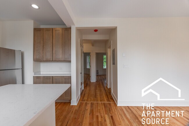Building Photo - 3349 W Balmoral Ave